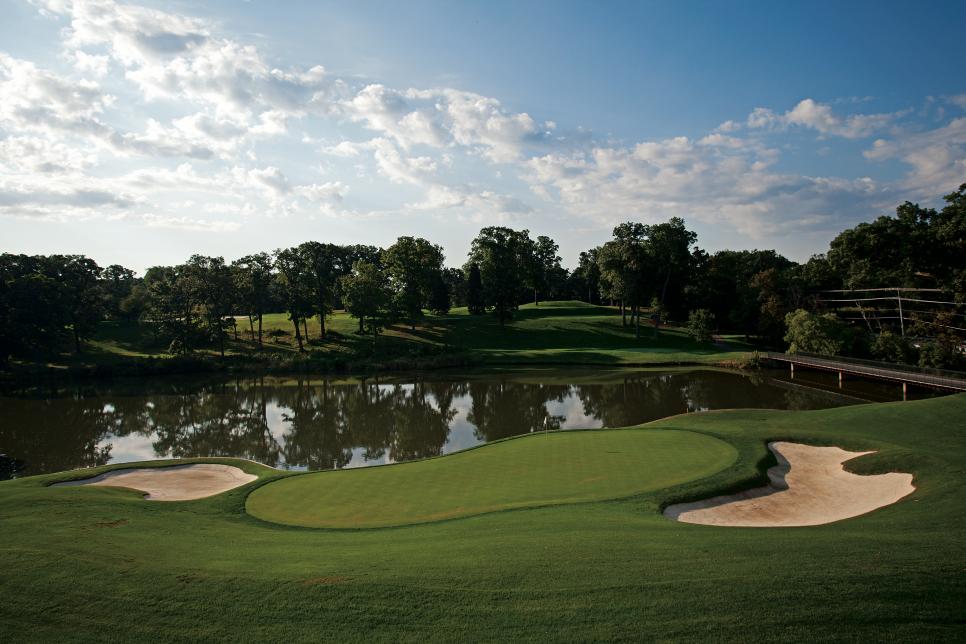 /content/dam/images/golfdigest/fullset/2021/5/medinah 17th.jpg